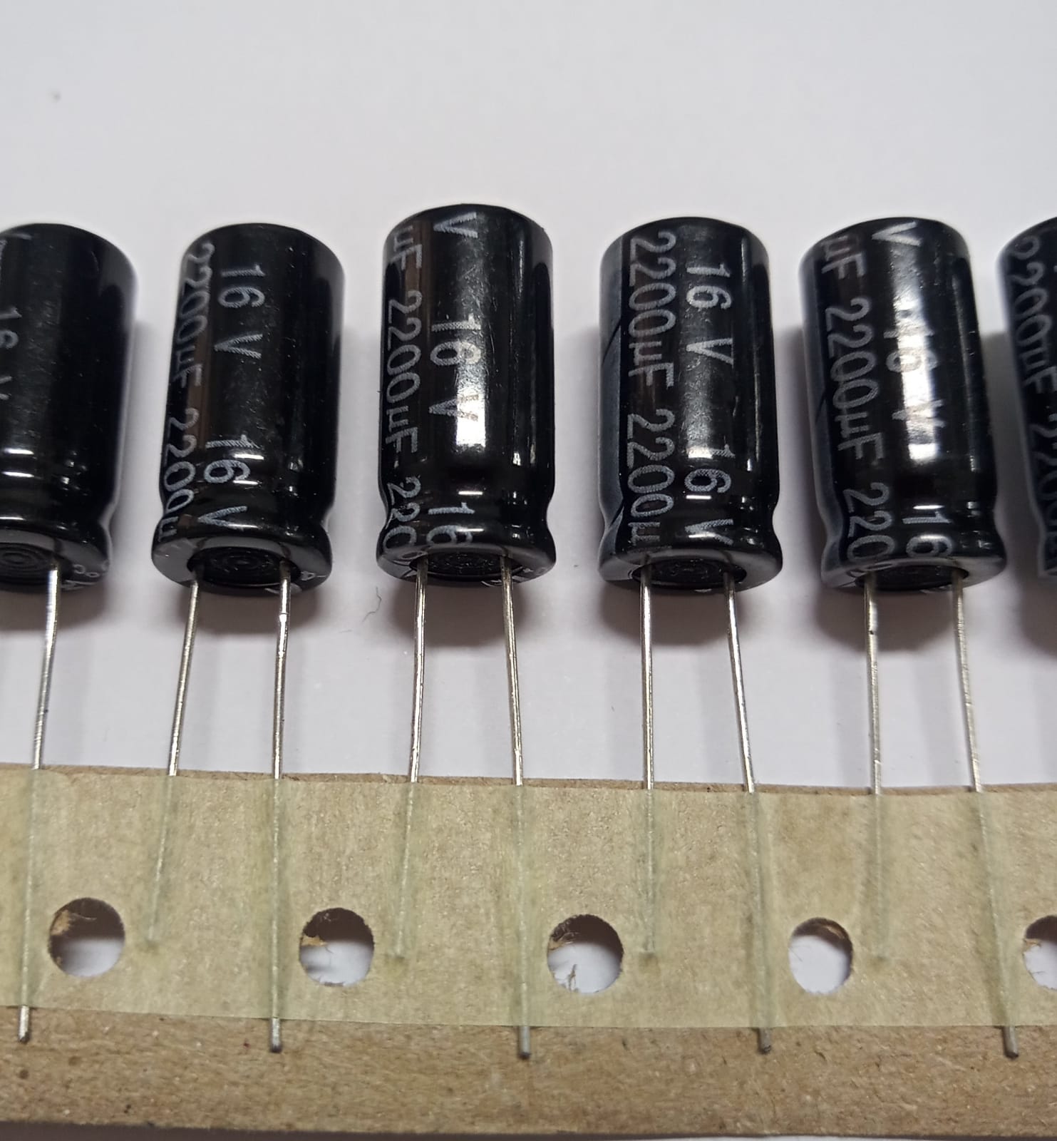 CAPACITOR ELETROLÍTICO 2200uF 16V 10mmX20mm