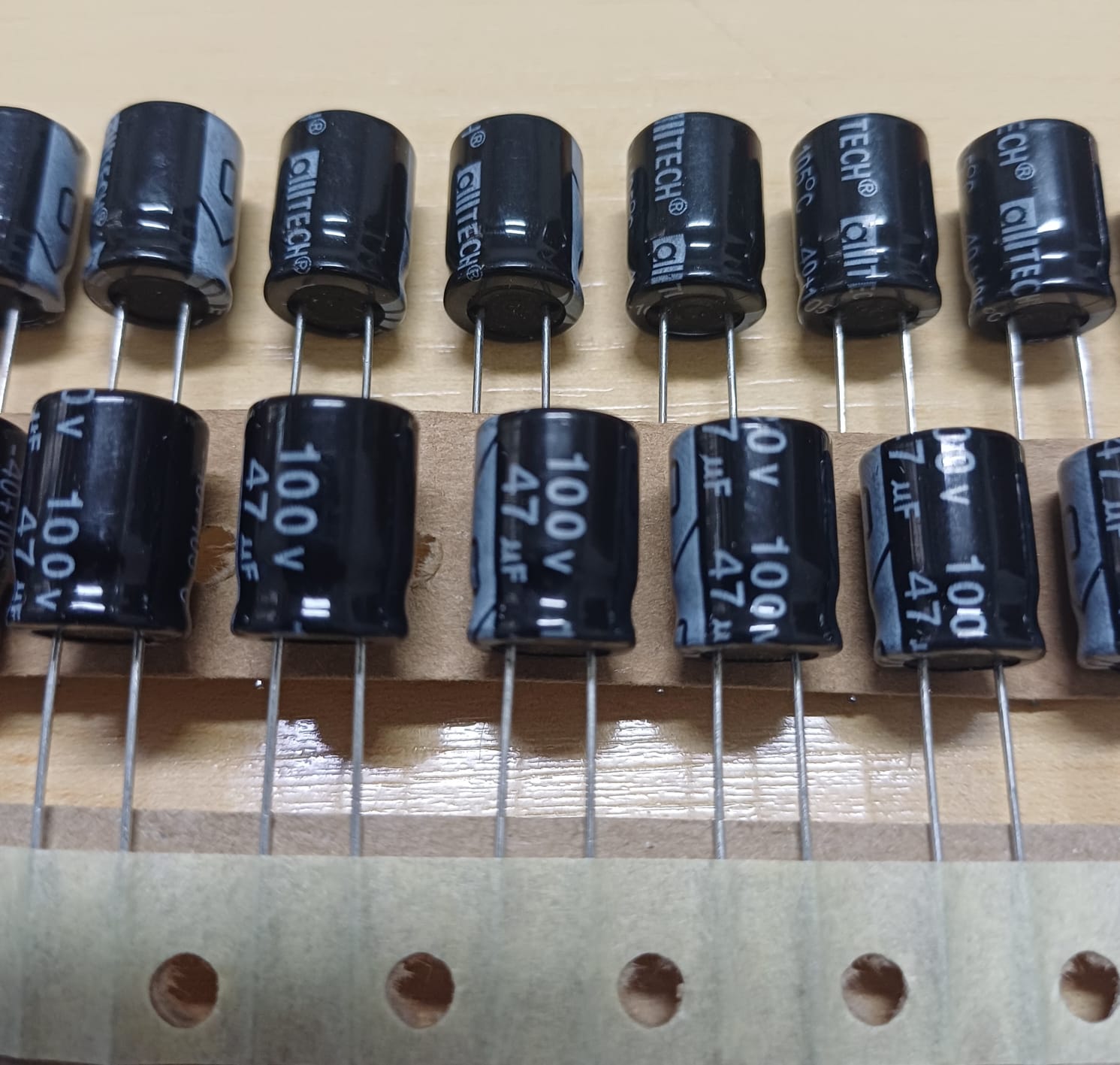 CAPACITOR ELCO 47uF 100V 105º 10mm X 13mm