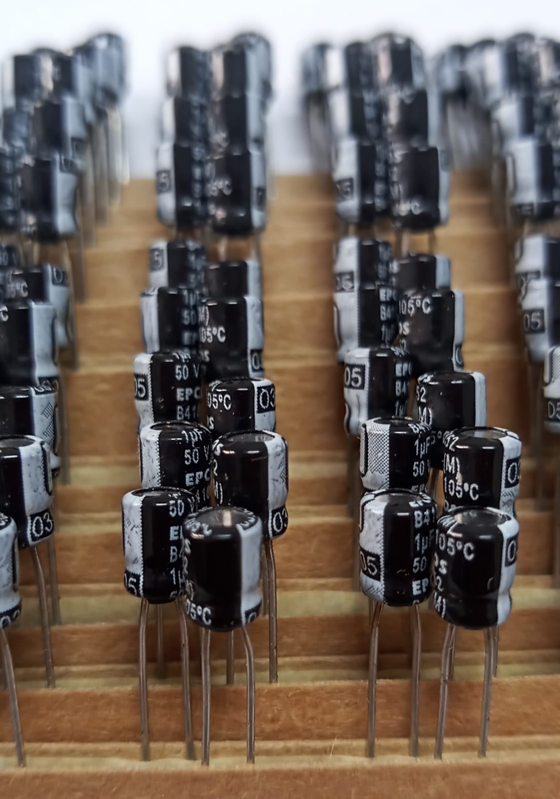 CAPACITOR ELETROLÍTICO 1uF 50V 105° 4mm X 5mm