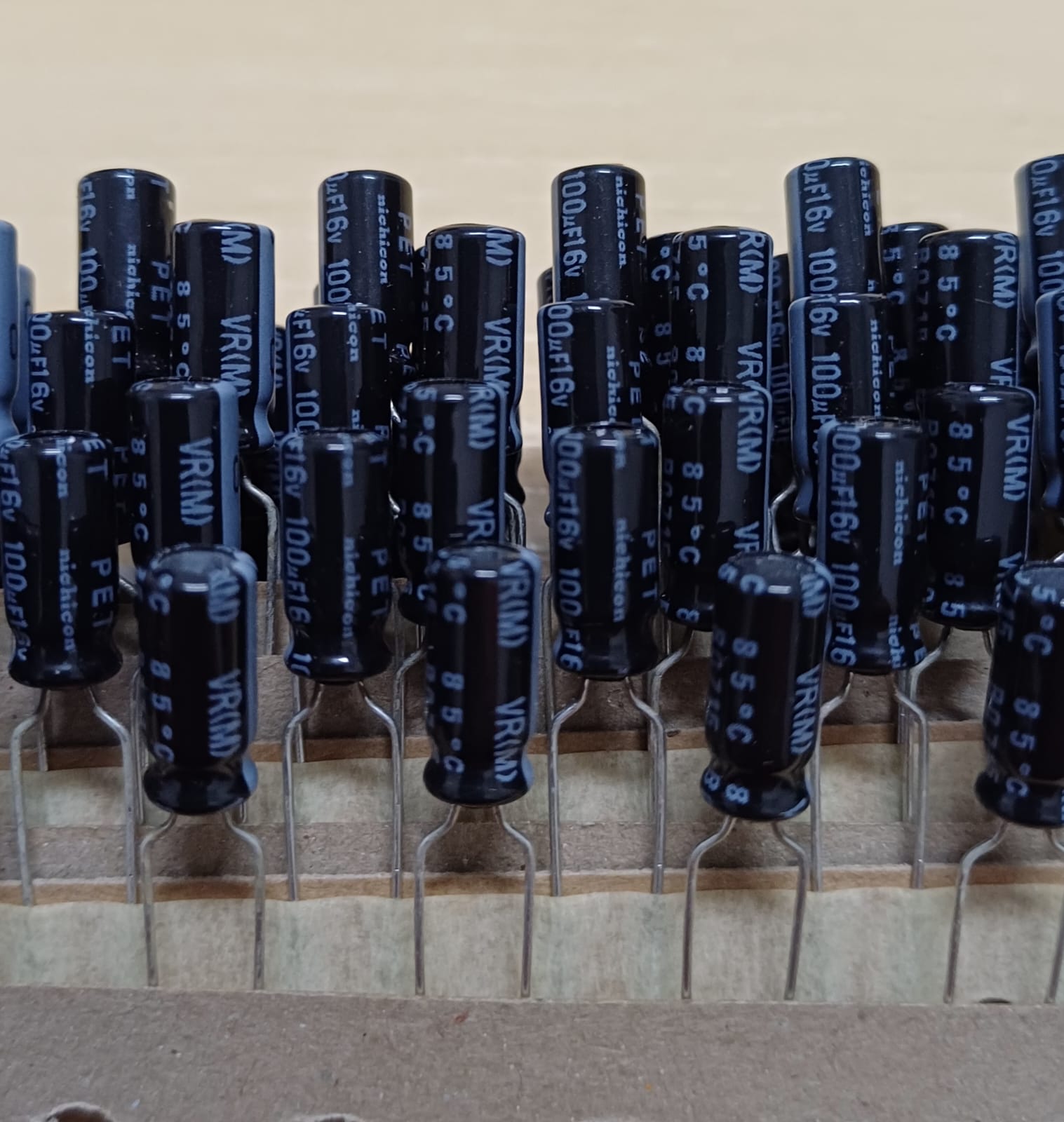 CAPACITOR ELCO RD 100uF 16V 85° 5mmX11mm